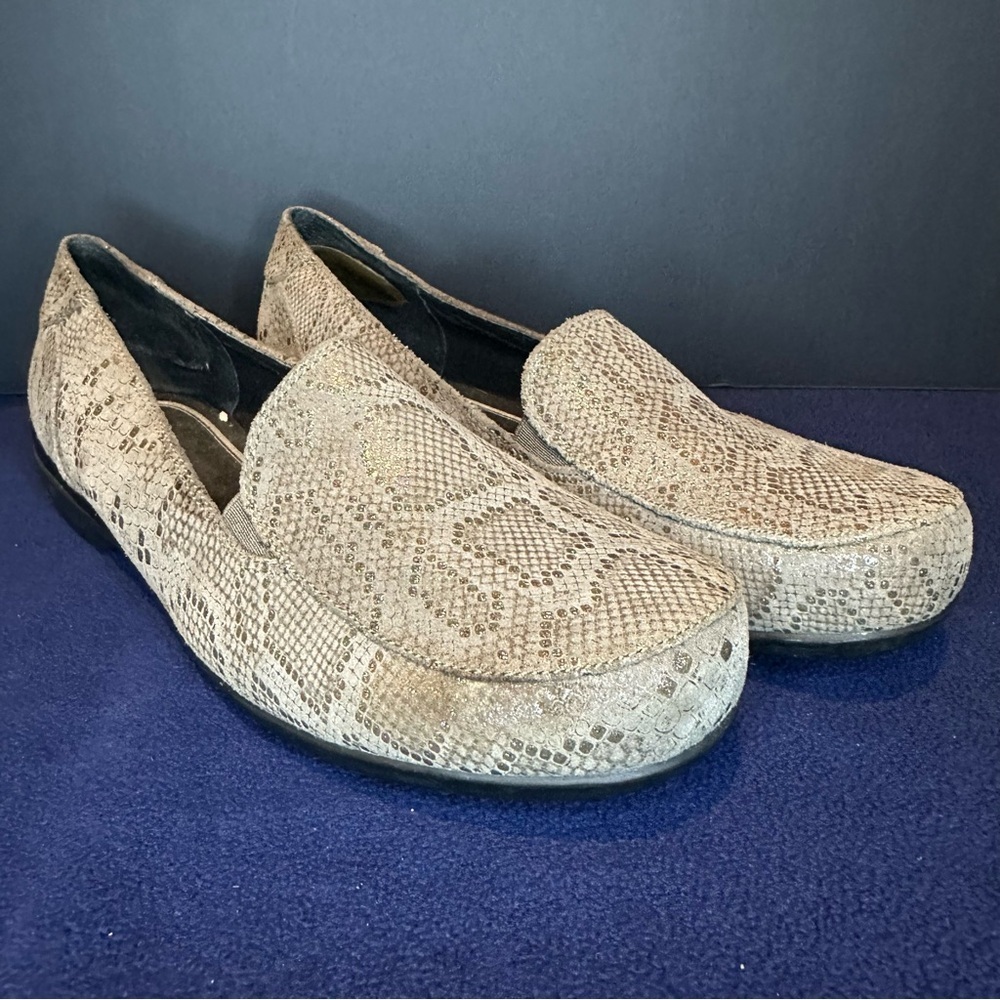 Abeo Women's Snakeskin Pattern Loafers